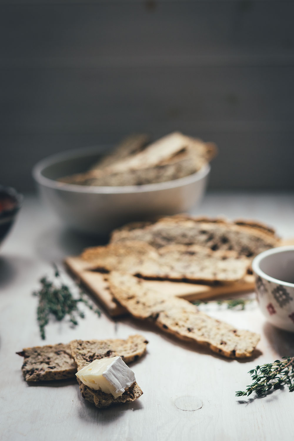Rezept für herzhafte Biscotti mit Oliven und Thymian | knusprige, doppelt gebackene Cracker | moeyskitchen.com #biscotti #cracker #kekse #herzhaft #snacks #picknick #rezepte #foodblogger #fingerfood