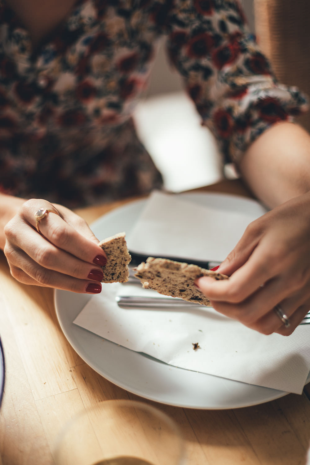 Rezept für herzhafte Biscotti mit Oliven und Thymian | knusprige, doppelt gebackene Cracker | moeyskitchen.com #biscotti #cracker #kekse #herzhaft #snacks #picknick #rezepte #foodblogger #fingerfood