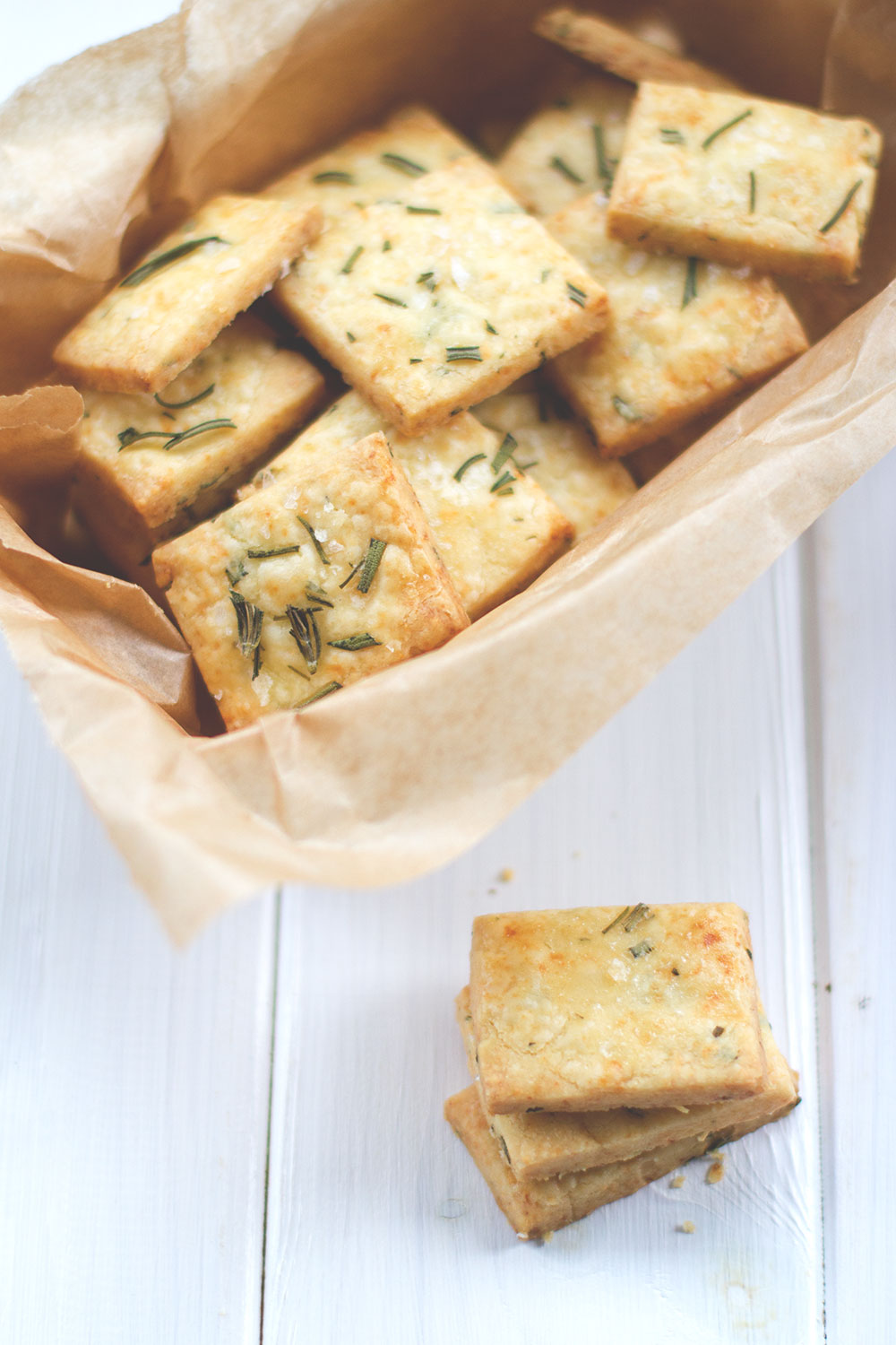 Rezept für herzhaftes Shortbread mit Cheddar und Rosmarin | moeyskitchen.com #shortbread #cheddar #rosmarin #cracker #kekse #herzhaft #rezepte #foodblogger