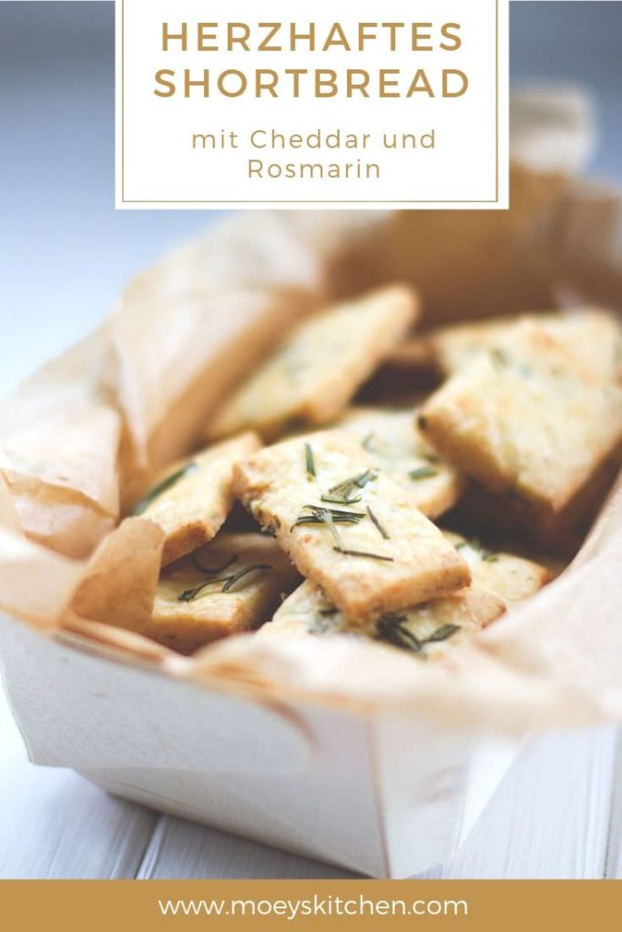 Rezept für herzhaftes Shortbread mit Cheddar und Rosmarin | knusprige Cracker für den Fernsehabend oder für unterwegs | moeyskitchen.com #shortbread #cracker #kekse #herzhaft #cheddar #rosmarin #snacks #foodblogger #rezepte