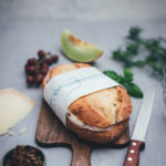Rezept für italienisches Sandwich "Muffuletta Style" zum Picknick wie in Italien | gepresstes Weißbrot mit einer Füllung aus Oliven-Tapenade, Prosciutto Cotto, Salame Milanese, Provolone, Mozzarella und gegrillter Paprika | moeyskitchen.com #sandwich #panini #picknick #italienisch #muffuletta #brot #worlpicknickday #belegtesbrot #schnittchen #rezepte #foodblogger