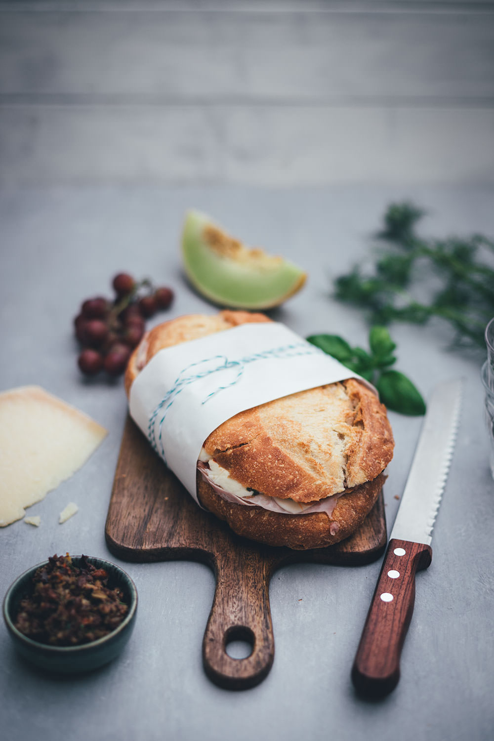 Rezept für italienisches Sandwich "Muffuletta Style" zum Picknick wie in Italien | gepresstes Weißbrot mit einer Füllung aus Oliven-Tapenade, Prosciutto Cotto, Salame Milanese, Provolone, Mozzarella und gegrillter Paprika | moeyskitchen.com #sandwich #panini #picknick #italienisch #muffuletta #brot #worlpicknickday #belegtesbrot #schnittchen #rezepte #foodblogger