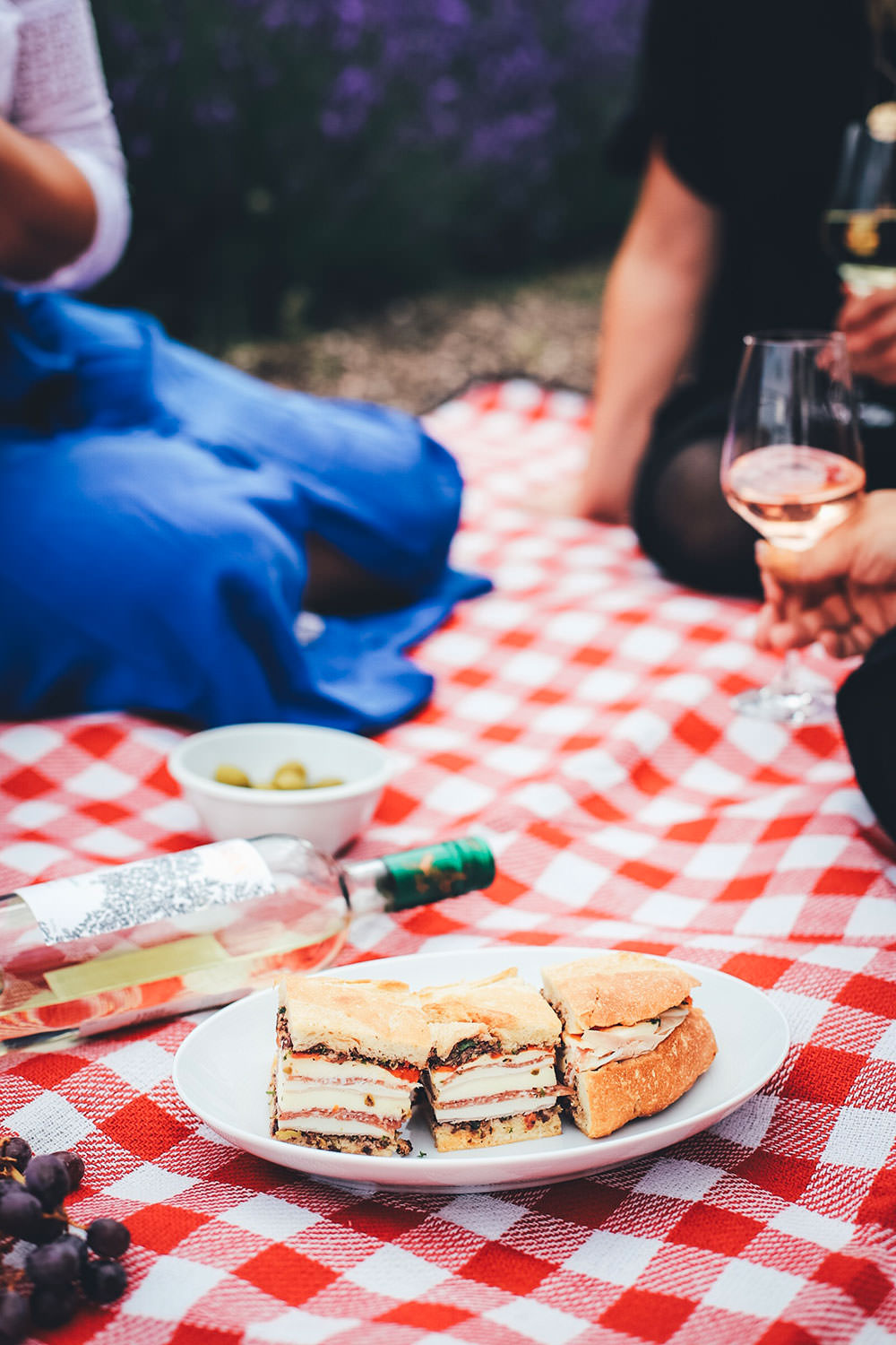 Rezept für italienisches Sandwich "Muffuletta Style" zum Picknick wie in Italien | gepresstes Weißbrot mit einer Füllung aus Oliven-Tapenade, Prosciutto Cotto, Salame Milanese, Provolone, Mozzarella und gegrillter Paprika | moeyskitchen.com #sandwich #panini #picknick #italienisch #muffuletta #brot #worlpicknickday #belegtesbrot #schnittchen #rezepte #foodblogger
