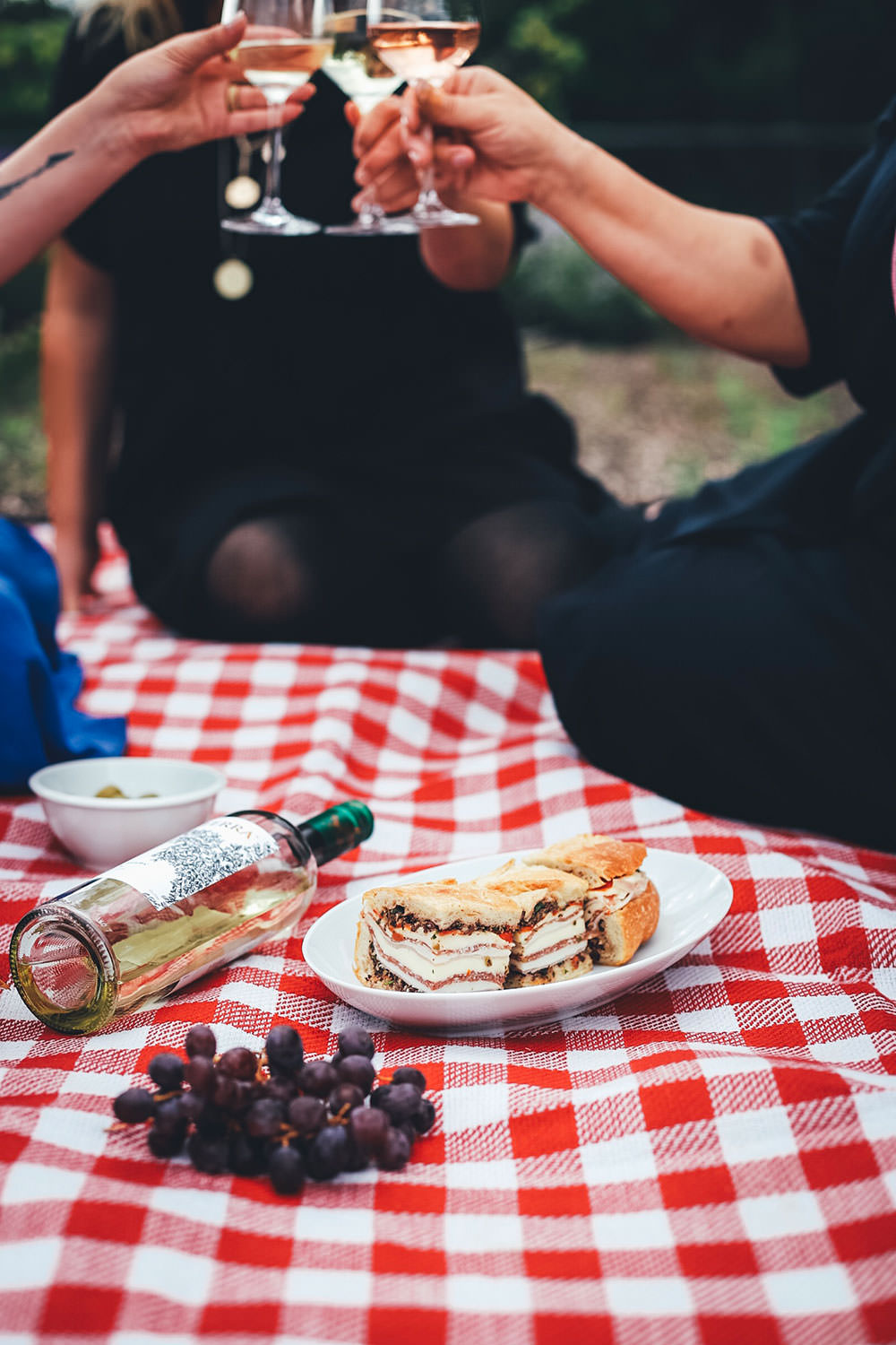 Rezept für italienisches Sandwich "Muffuletta Style" zum Picknick wie in Italien | gepresstes Weißbrot mit einer Füllung aus Oliven-Tapenade, Prosciutto Cotto, Salame Milanese, Provolone, Mozzarella und gegrillter Paprika | moeyskitchen.com #sandwich #panini #picknick #italienisch #muffuletta #brot #worldpicknickday #belegtesbrot #schnittchen #rezepte #foodblogger