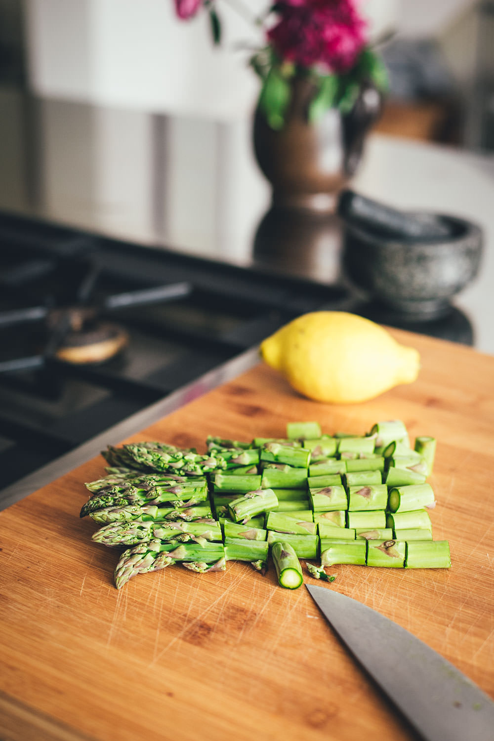 Rezept für frische Pasta mit grünem Spargel, Erbsen und Salbei-Butter | perfekt für die schnelle und vegetarische Feierabend-Küche | moeyskitchen.com #pasta #spargel #grünerspargel #erbsen #salbei #butter #salbeibutter #feierabendküche #schnelleküche #rezepte #foodblogger #spargelrezepte