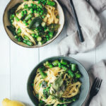 Rezept für frische Pasta mit grünem Spargel, Erbsen und Salbei-Butter | perfekt für die schnelle und vegetarische Feierabend-Küche | moeyskitchen.com #pasta #spargel #grünerspargel #erbsen #salbei #butter #salbeibutter #feierabendküche #schnelleküche #rezepte #foodblogger #spargelrezepte