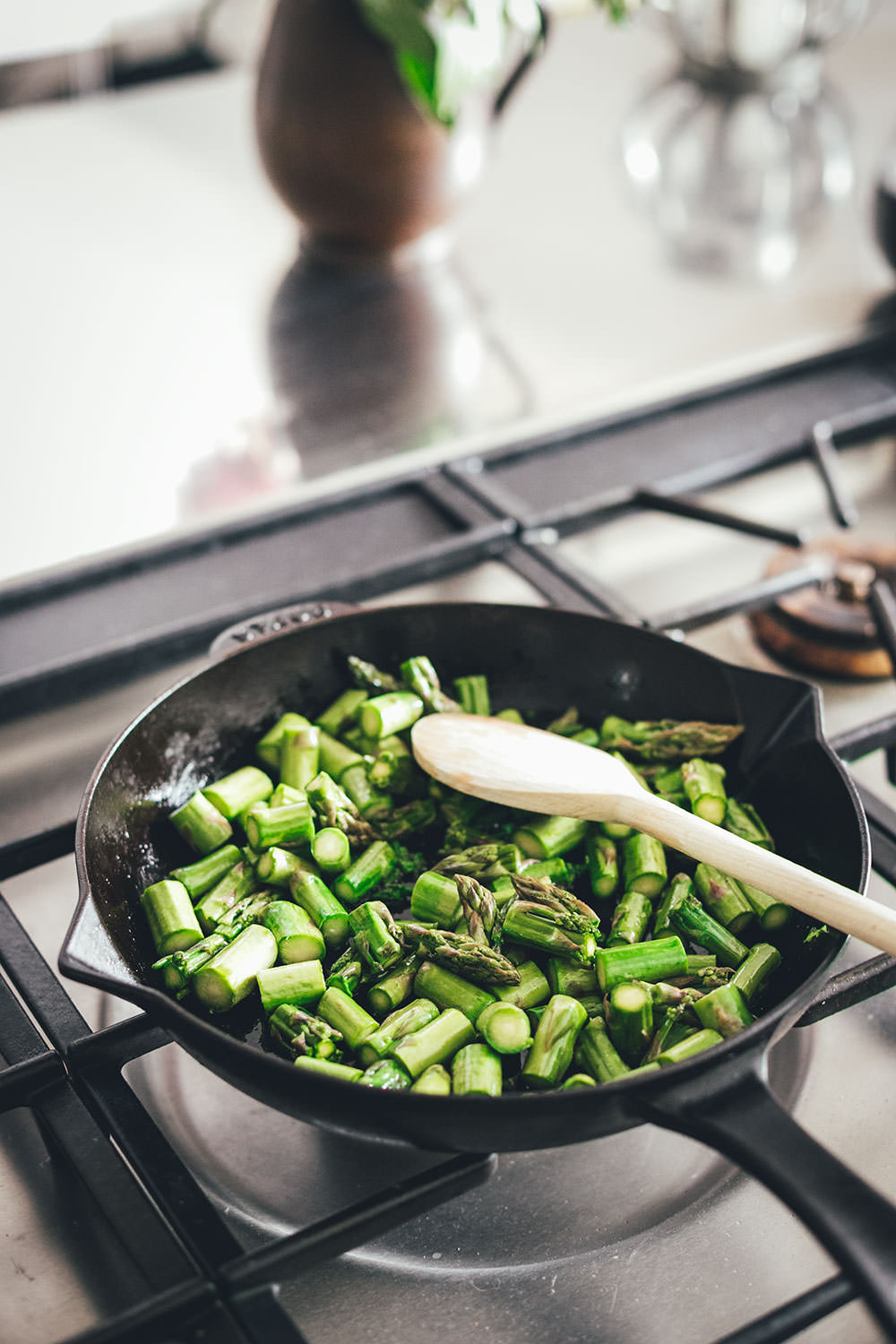 Rezept für frische Pasta mit grünem Spargel, Erbsen und Salbei-Butter | perfekt für die schnelle und vegetarische Feierabend-Küche | moeyskitchen.com #pasta #spargel #grünerspargel #erbsen #salbei #butter #salbeibutter #feierabendküche #schnelleküche #rezepte #foodblogger #spargelrezepte