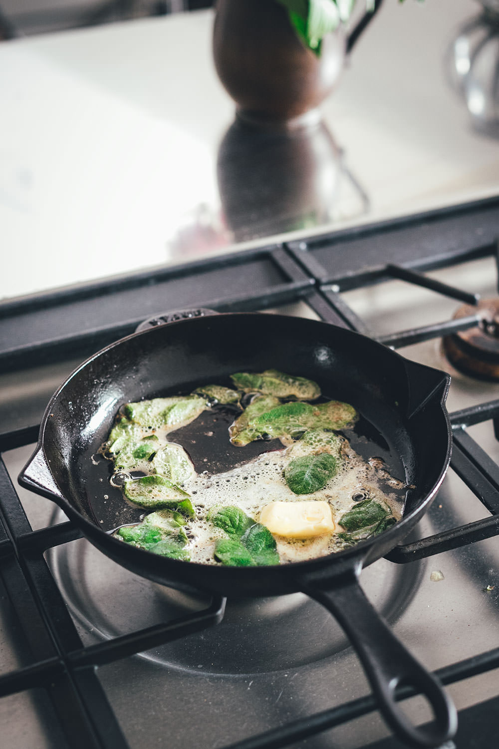 Rezept für frische Pasta mit grünem Spargel, Erbsen und Salbei-Butter | perfekt für die schnelle und vegetarische Feierabend-Küche | moeyskitchen.com #pasta #spargel #grünerspargel #erbsen #salbei #butter #salbeibutter #feierabendküche #schnelleküche #rezepte #foodblogger #spargelrezepte