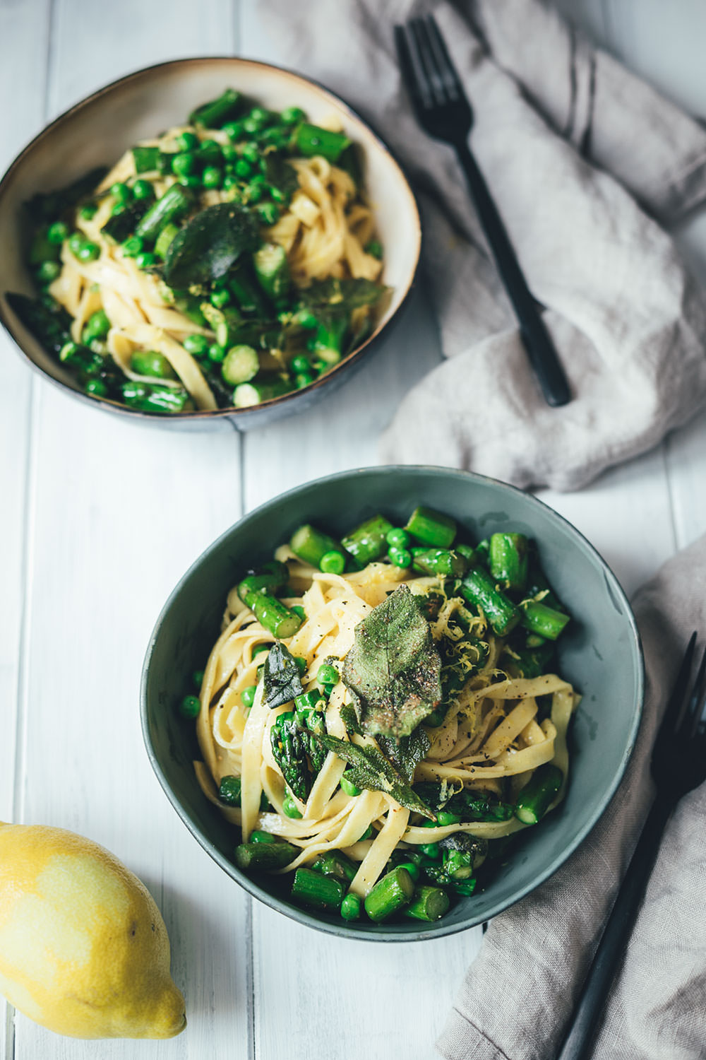 Rezept für frische Pasta mit grünem Spargel, Erbsen und Salbei-Butter | perfekt für die schnelle und vegetarische Feierabend-Küche | moeyskitchen.com #pasta #spargel #grünerspargel #erbsen #salbei #butter #salbeibutter #feierabendküche #schnelleküche #rezepte #foodblogger #spargelrezepte