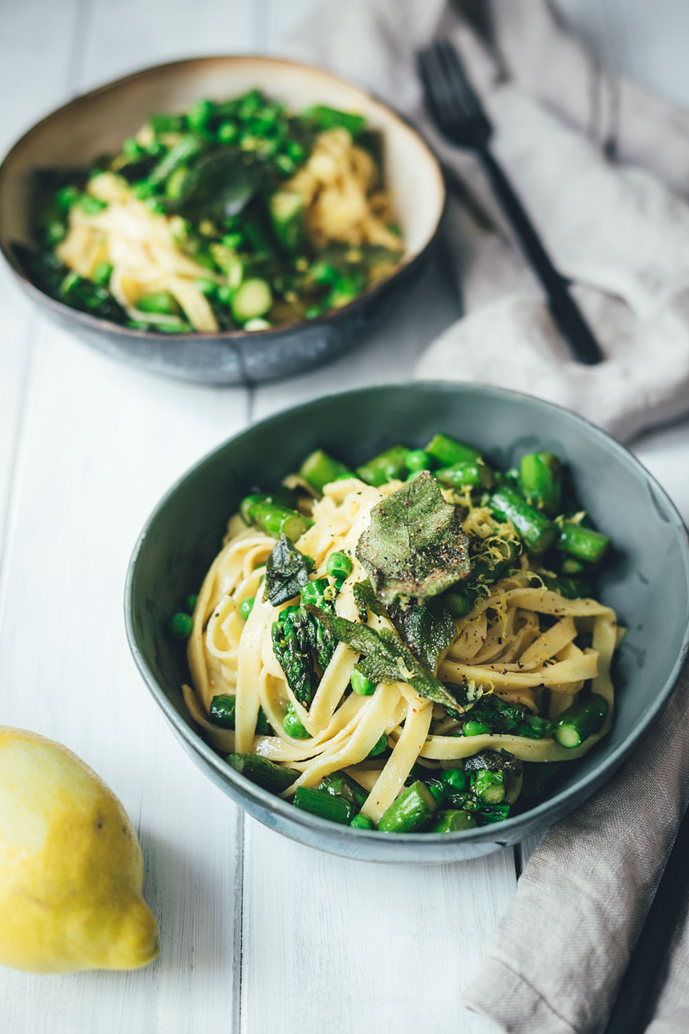 Rezept für frische Pasta mit grünem Spargel, Erbsen und Salbei-Butter | perfekt für die schnelle und vegetarische Feierabend-Küche | moeyskitchen.com #pasta #spargel #grünerspargel #erbsen #salbei #butter #salbeibutter #feierabendküche #schnelleküche #rezepte #foodblogger #spargelrezepte