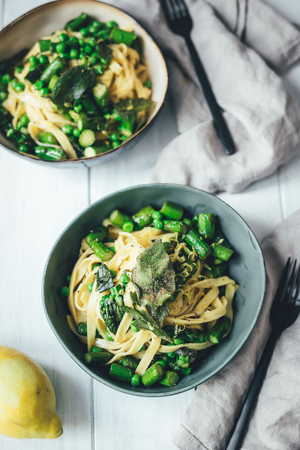 Rezept für frische Pasta mit grünem Spargel, Erbsen und Salbei-Butter | perfekt für die schnelle und vegetarische Feierabend-Küche | moeyskitchen.com #pasta #spargel #grünerspargel #erbsen #salbei #butter #salbeibutter #feierabendküche #schnelleküche #rezepte #foodblogger #spargelrezepte