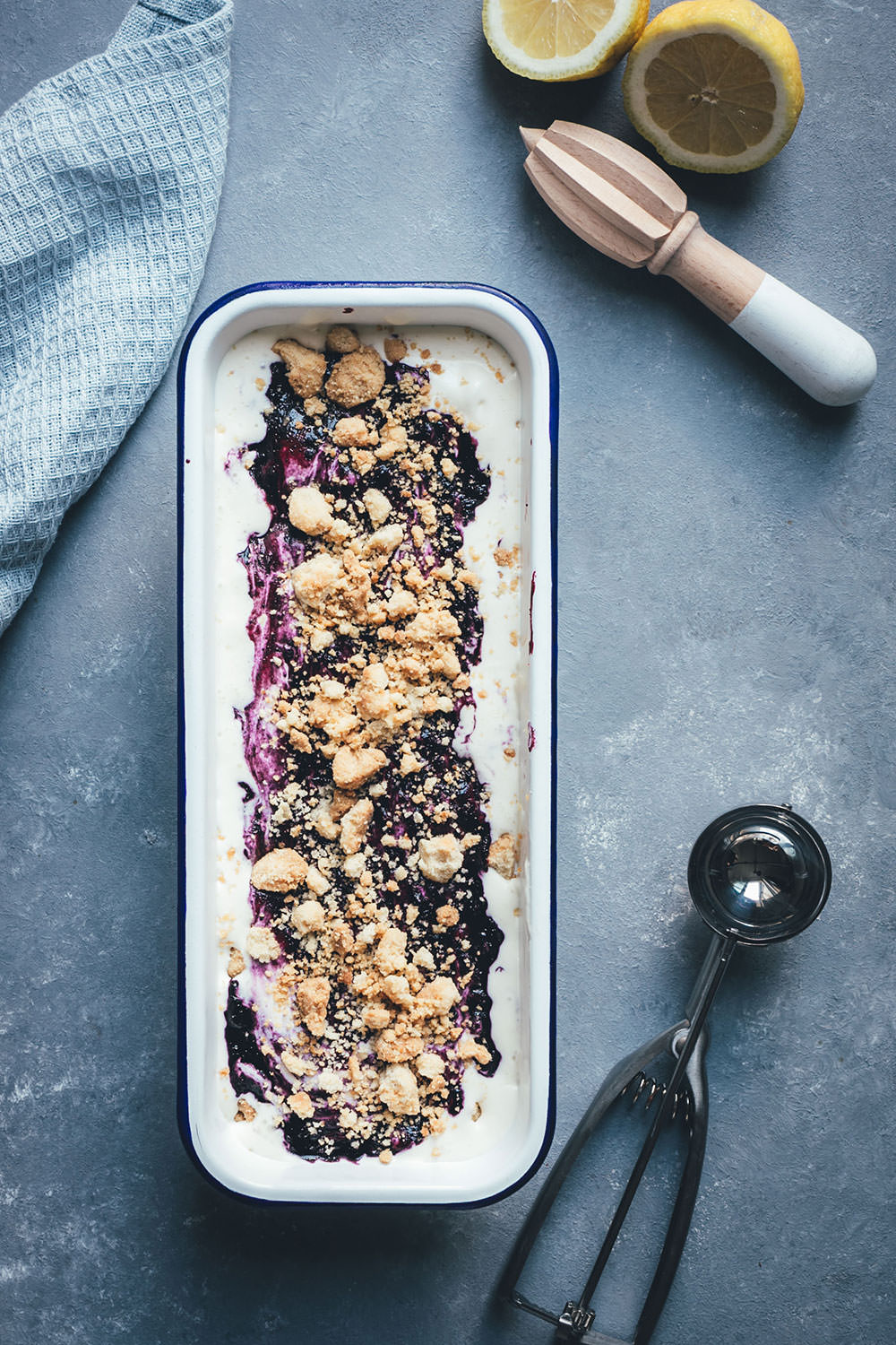 Rezept für Blueberry Cheesecake Ice Cream – Blaubeer-Käsekuchen-Eis | super einfaches Rezept für ein unglaublich leckeres Eis - funktioniert mit und ohne Eismaschine | moeyskitchen.com #eis #eiscreme #icecream #heidelbeeren #blaubeeren #blueberries #cheesecake #käsekuchen #sommerrezept #foodblogger #rezepte #streusel #eismaschine