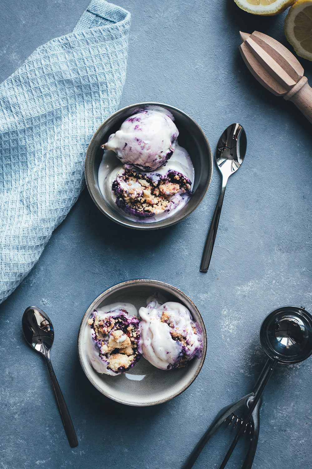 Rezept für Blueberry Cheesecake Ice Cream – Blaubeer-Käsekuchen-Eis | super einfaches Rezept für ein unglaublich leckeres Eis - funktioniert mit und ohne Eismaschine | moeyskitchen.com #eis #eiscreme #icecream #heidelbeeren #blaubeeren #blueberries #cheesecake #käsekuchen #sommerrezept #foodblogger #rezepte #streusel #eismaschine