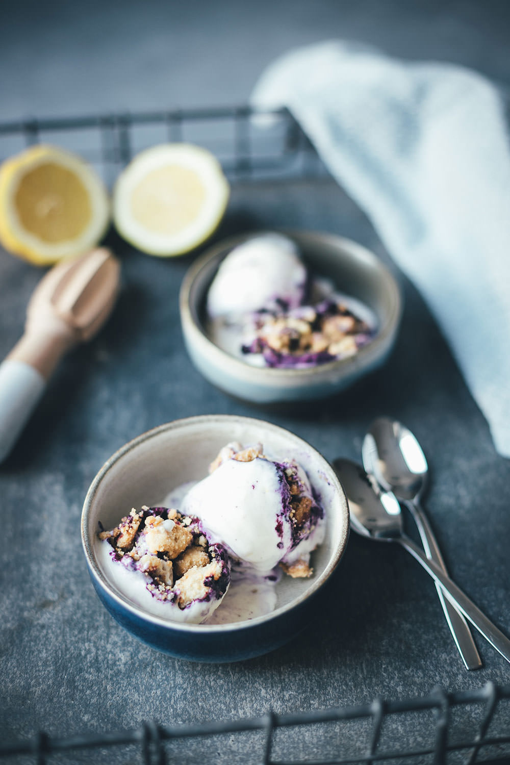 Rezept für Blueberry Cheesecake Ice Cream – Blaubeer-Käsekuchen-Eis | super einfaches Rezept für ein unglaublich leckeres Eis - funktioniert mit und ohne Eismaschine | moeyskitchen.com #eis #eiscreme #icecream #heidelbeeren #blaubeeren #blueberries #cheesecake #käsekuchen #sommerrezept #foodblogger #rezepte #streusel #eismaschine