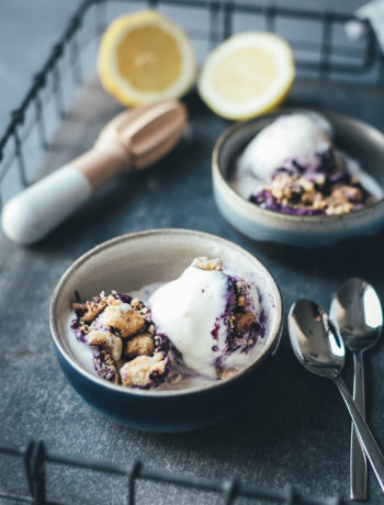 Rezept für Blueberry Cheesecake Ice Cream – Blaubeer-Käsekuchen-Eis | super einfaches Rezept für ein unglaublich leckeres Eis - funktioniert mit und ohne Eismaschine | moeyskitchen.com #eis #eiscreme #icecream #heidelbeeren #blaubeeren #blueberries #cheesecake #käsekuchen #sommerrezept #foodblogger #rezepte #streusel #eismaschine