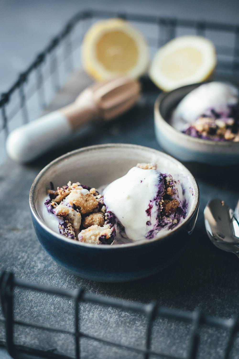 Rezept für Blueberry Cheesecake Ice Cream – Blaubeer-Käsekuchen-Eis | super einfaches Rezept für ein unglaublich leckeres Eis - funktioniert mit und ohne Eismaschine | moeyskitchen.com #eis #eiscreme #icecream #heidelbeeren #blaubeeren #blueberries #cheesecake #käsekuchen #sommerrezept #foodblogger #rezepte #streusel #eismaschine