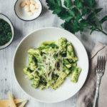 Rezept für frische Rigatoni und spanisches Pesto mit Petersilie, Mandeln und Manchego | leckere Pasta mit frisch gemachten Nudeln und würzigem Pesto | moeyskitchen.com #rezepte #foodblogger #pasta #nudeln #pesto #homemade #manchego #spanisch #kochen #sauce #pastasauce #nudelsauce