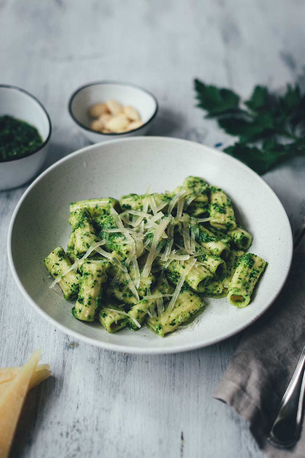 Rezept für frische Rigatoni und spanisches Pesto mit Petersilie, Mandeln und Manchego | leckere Pasta mit frisch gemachten Nudeln und würzigem Pesto | moeyskitchen.com #rezepte #foodblogger #pasta #nudeln #pesto #homemade #manchego #spanisch #kochen #sauce #pastasauce #nudelsauce