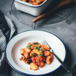 Rezept für überbackene Gnocchi alla puttanesca | Der Pasta-Klassiker mit Gnocchi neu interpretiert und im Ofen mit Mozzarella überbacken | moeyskitchen.com #gnocchi #allaputtanesca #mozzarella #italienischkochen #italienischeküche #rezepte #foodblogger