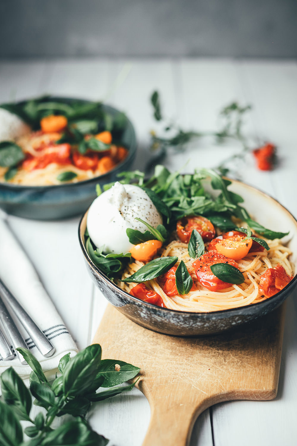 Rezept für Sommer-Pasta mit geschmorten Tomaten, Rucola und Burrata | moeyskitchen.com #kochen #rezepte #foodblogger #pasta #tomaten #sommer #spaghetti #rucola #burrata #feierabendküche #schnelleküche #schnellerezepte #veggie #vegetarischerezepte #vegetarisch