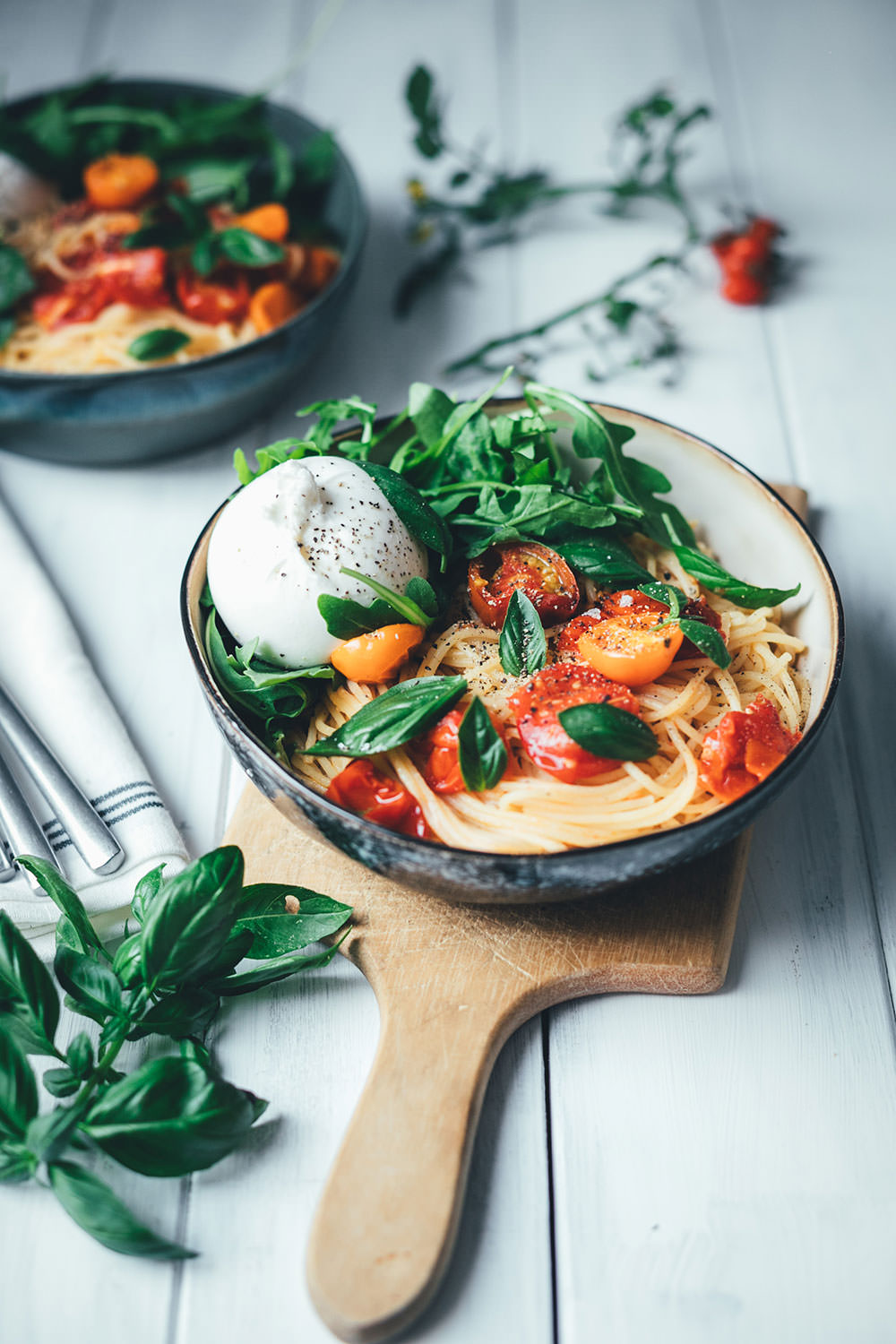 Rezept für Sommer-Pasta mit geschmorten Tomaten, Rucola und Burrata | moeyskitchen.com #kochen #rezepte #foodblogger #pasta #tomaten #sommer #spaghetti #rucola #burrata #feierabendküche #schnelleküche #schnellerezepte #veggie #vegetarischerezepte #vegetarisch