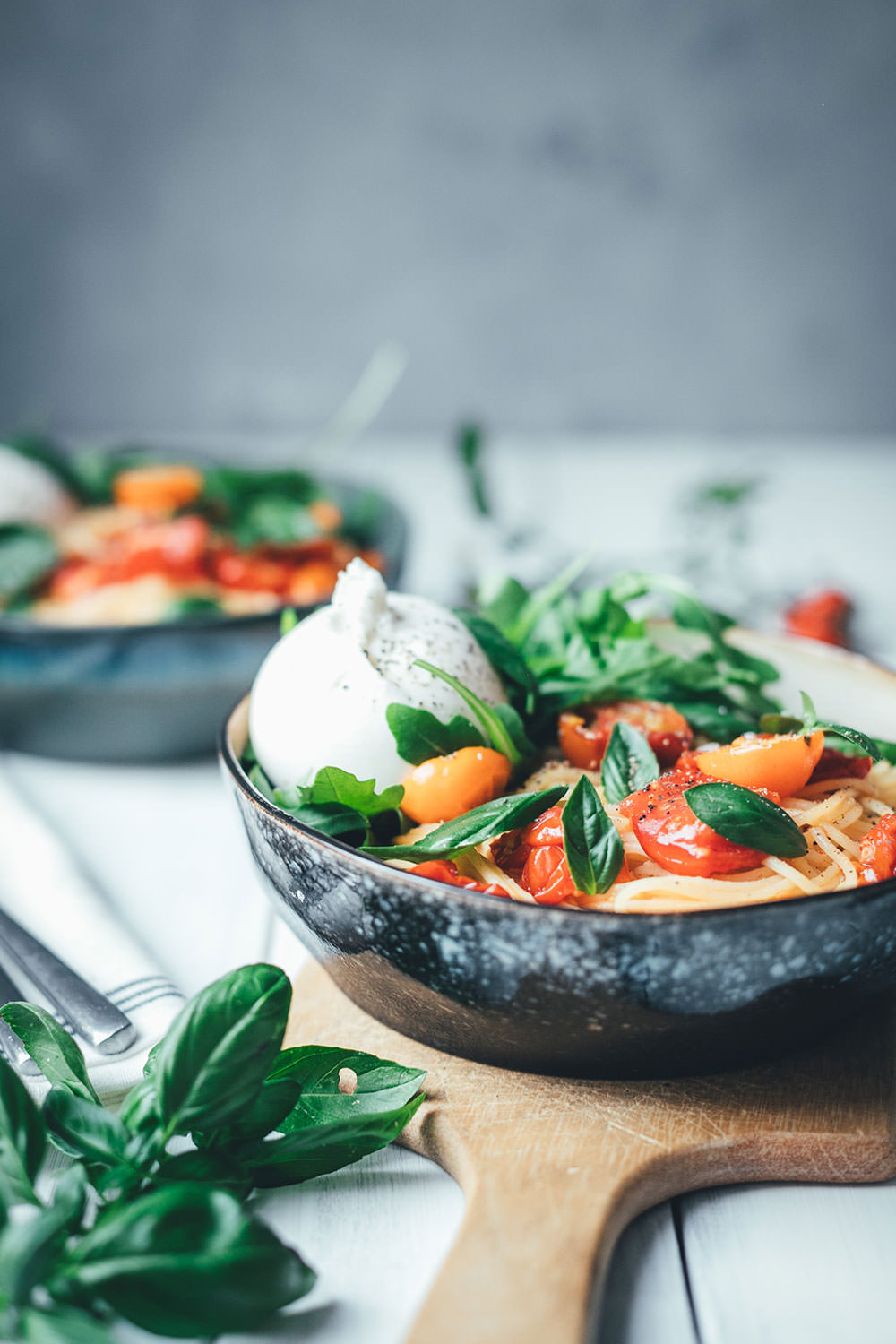 Rezept für Sommer-Pasta mit geschmorten Tomaten, Rucola und Burrata | moeyskitchen.com #kochen #rezepte #foodblogger #pasta #tomaten #sommer #spaghetti #rucola #burrata #feierabendküche #schnelleküche #schnellerezepte #veggie #vegetarischerezepte #vegetarisch
