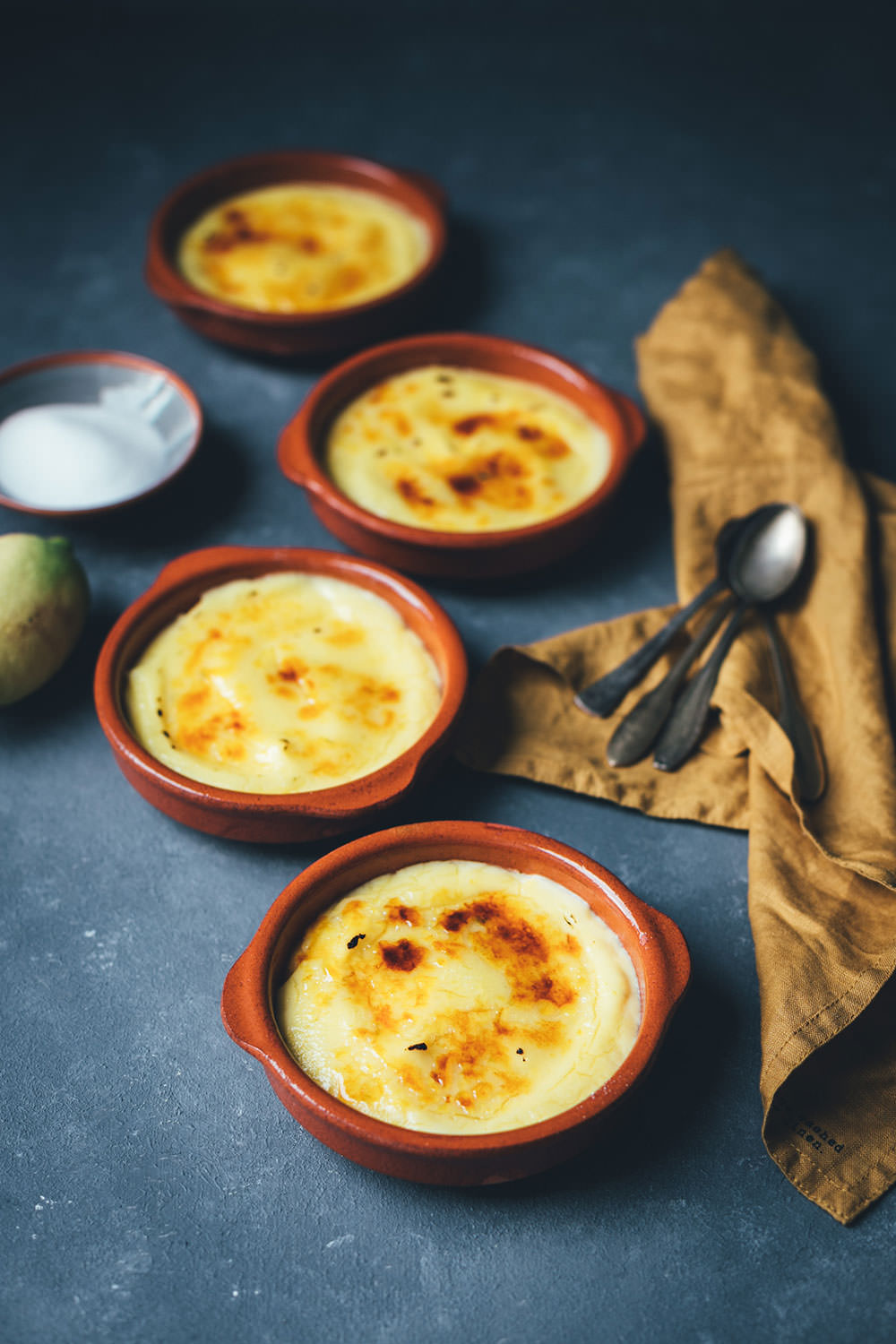Rezept für Crema catalana - katalanische Creme | ein typisch spanisches Dessert | zubereitet mit dem Thermomix® TM6 - inklusive Produktvorstellung | außerdem mit Rezept zur Zubereitung im Topf auf dem Herd | moeyskitchen.com #cremacatalana #katalanischecreme #creme #dessert #spanisch #thermomix #tm6 #tm5 #tm31 #thermomixrezepte #rezepte #foodblogger #nachtisch