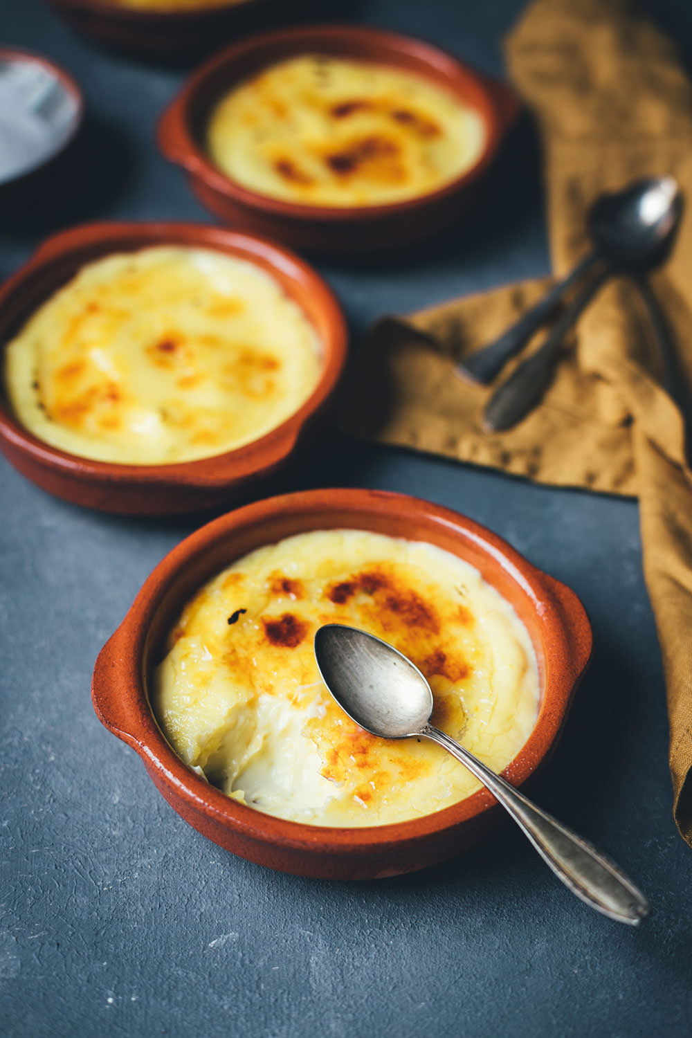Rezept für Crema catalana - katalanische Creme | ein typisch spanisches Dessert | zubereitet mit dem Thermomix® TM6 - inklusive Produktvorstellung | außerdem mit Rezept zur Zubereitung im Topf auf dem Herd | moeyskitchen.com #cremacatalana #katalanischecreme #creme #dessert #spanisch #thermomix #tm6 #tm5 #tm31 #thermomixrezepte #rezepte #foodblogger #nachtisch