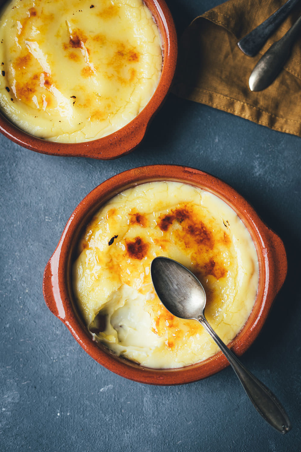 Rezept für Crema catalana - katalanische Creme | ein typisch spanisches Dessert | zubereitet mit dem Thermomix® TM6 - inklusive Produktvorstellung | außerdem mit Rezept zur Zubereitung im Topf auf dem Herd | moeyskitchen.com #cremacatalana #katalanischecreme #creme #dessert #spanisch #thermomix #tm6 #tm5 #tm31 #thermomixrezepte #rezepte #foodblogger #nachtisch