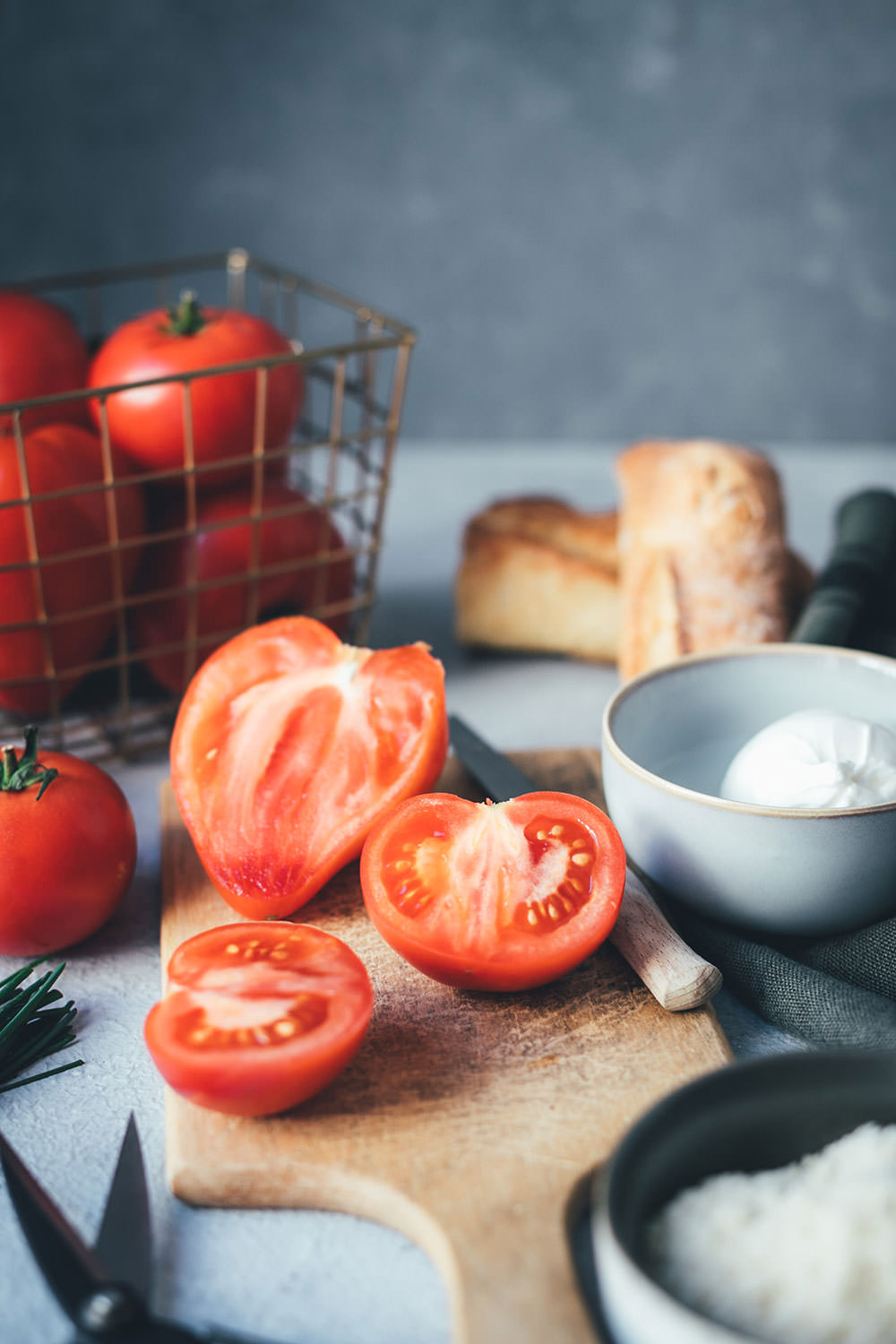 Rezept für kalte Tomatensuppe im Stil einer spanischen Salmorejo, einer Abwandlung der klassischen Gazpacho | serviert mit Burrata, gerösteten gemahlenen Mandeln und Serranoschinken-Chips | moeyskitchen.com #rezepte #foodblogger #tomaten #burrata #gazpacho #salmorejo #gazpacho #gaspacho #serranoschinken #mandeln