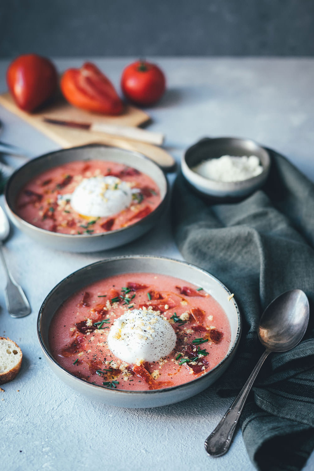 Rezept für kalte Tomatensuppe im Stil einer spanischen Salmorejo, einer Abwandlung der klassischen Gazpacho | serviert mit Burrata, gerösteten gemahlenen Mandeln und Serranoschinken-Chips | moeyskitchen.com #rezepte #foodblogger #tomaten #burrata #gazpacho #salmorejo #gazpacho #gaspacho #serranoschinken #mandeln