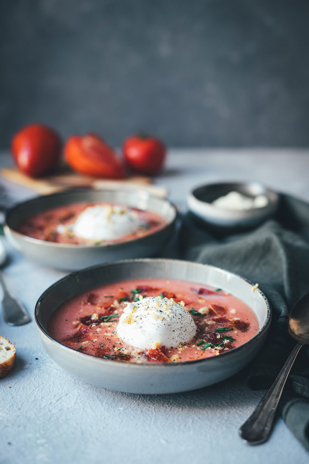 Rezept für kalte Tomatensuppe im Stil einer spanischen Salmorejo, einer Abwandlung der klassischen Gazpacho | serviert mit Burrata, gerösteten gemahlenen Mandeln und Serranoschinken-Chips | moeyskitchen.com #rezepte #foodblogger #tomaten #burrata #gazpacho #salmorejo #gazpacho #gaspacho #serranoschinken #mandeln