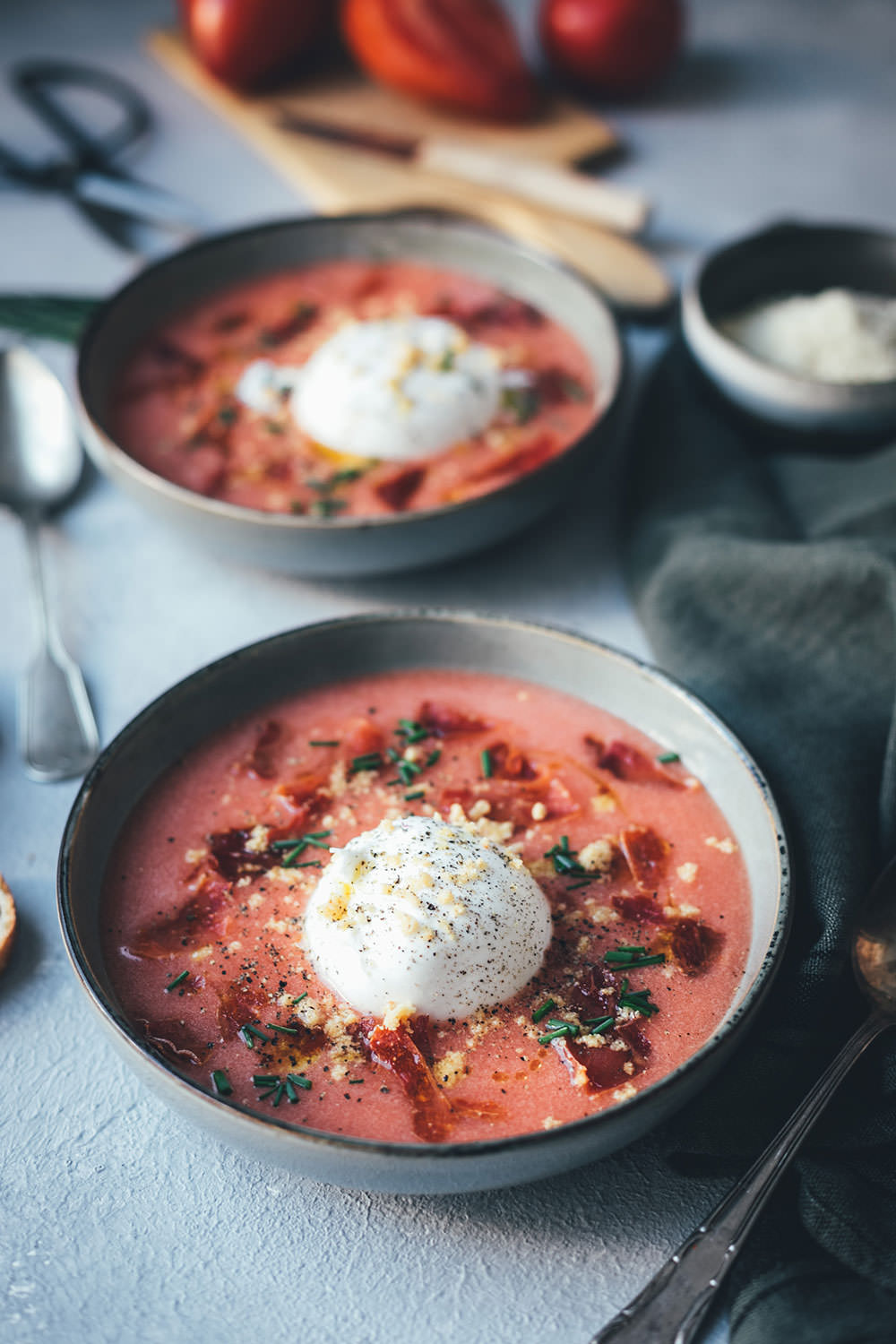 Rezept für kalte Tomatensuppe im Stil einer spanischen Salmorejo, einer Abwandlung der klassischen Gazpacho | serviert mit Burrata, gerösteten gemahlenen Mandeln und Serranoschinken-Chips | moeyskitchen.com #rezepte #foodblogger #tomaten #burrata #gazpacho #salmorejo #gazpacho #gaspacho #serranoschinken #mandeln