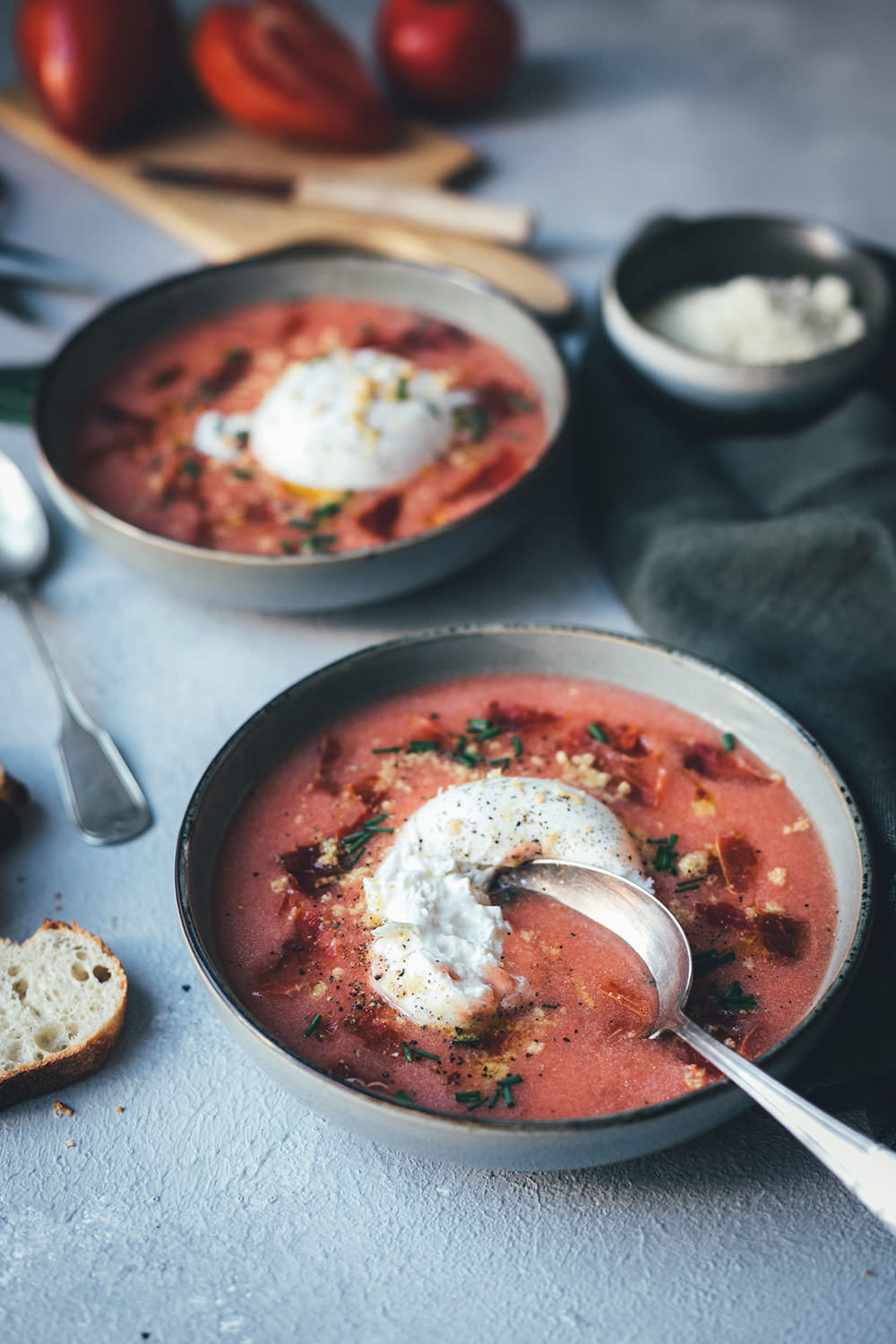 Rezept für kalte Tomatensuppe im Stil einer spanischen Salmorejo, einer Abwandlung der klassischen Gazpacho | serviert mit Burrata, gerösteten gemahlenen Mandeln und Serranoschinken-Chips | moeyskitchen.com #rezepte #foodblogger #tomaten #burrata #gazpacho #salmorejo #gazpacho #gaspacho #serranoschinken #mandeln
