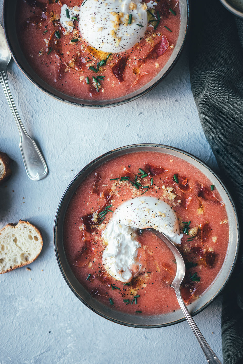 Rezept für kalte Tomatensuppe im Stil einer spanischen Salmorejo, einer Abwandlung der klassischen Gazpacho | serviert mit Burrata, gerösteten gemahlenen Mandeln und Serranoschinken-Chips | moeyskitchen.com #rezepte #foodblogger #tomaten #burrata #gazpacho #salmorejo #gazpacho #gaspacho #serranoschinken #mandeln
