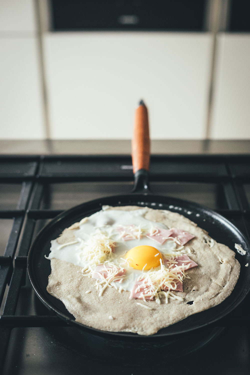 Rezept für klassische Galettes, wie man sie aus der Bretagne kennt. Galette Complète ist ein bretonischer Buchweizenpfannkuchen, der mit Kochschinken, geriebenem Emmentaler und einem Spiegelei serviert wird | moeyskitchen.com #galette #galettes #buchweizenpfannkuchen #rezepte #galettecomplete #französischeküche #foodblogger #bretagne #crepe