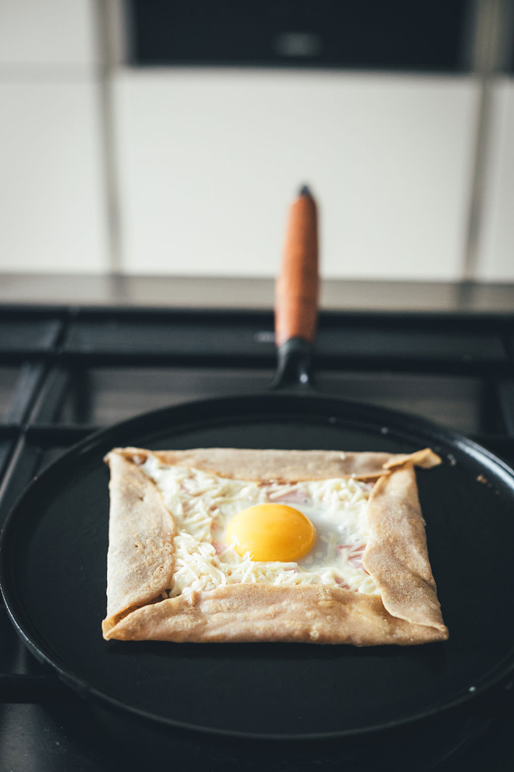 Rezept für klassische Galettes, wie man sie aus der Bretagne kennt. Galette Complète ist ein bretonischer Buchweizenpfannkuchen, der mit Kochschinken, geriebenem Emmentaler und einem Spiegelei serviert wird | moeyskitchen.com #galette #galettes #buchweizenpfannkuchen #rezepte #galettecomplete #französischeküche #foodblogger #bretagne #crepe