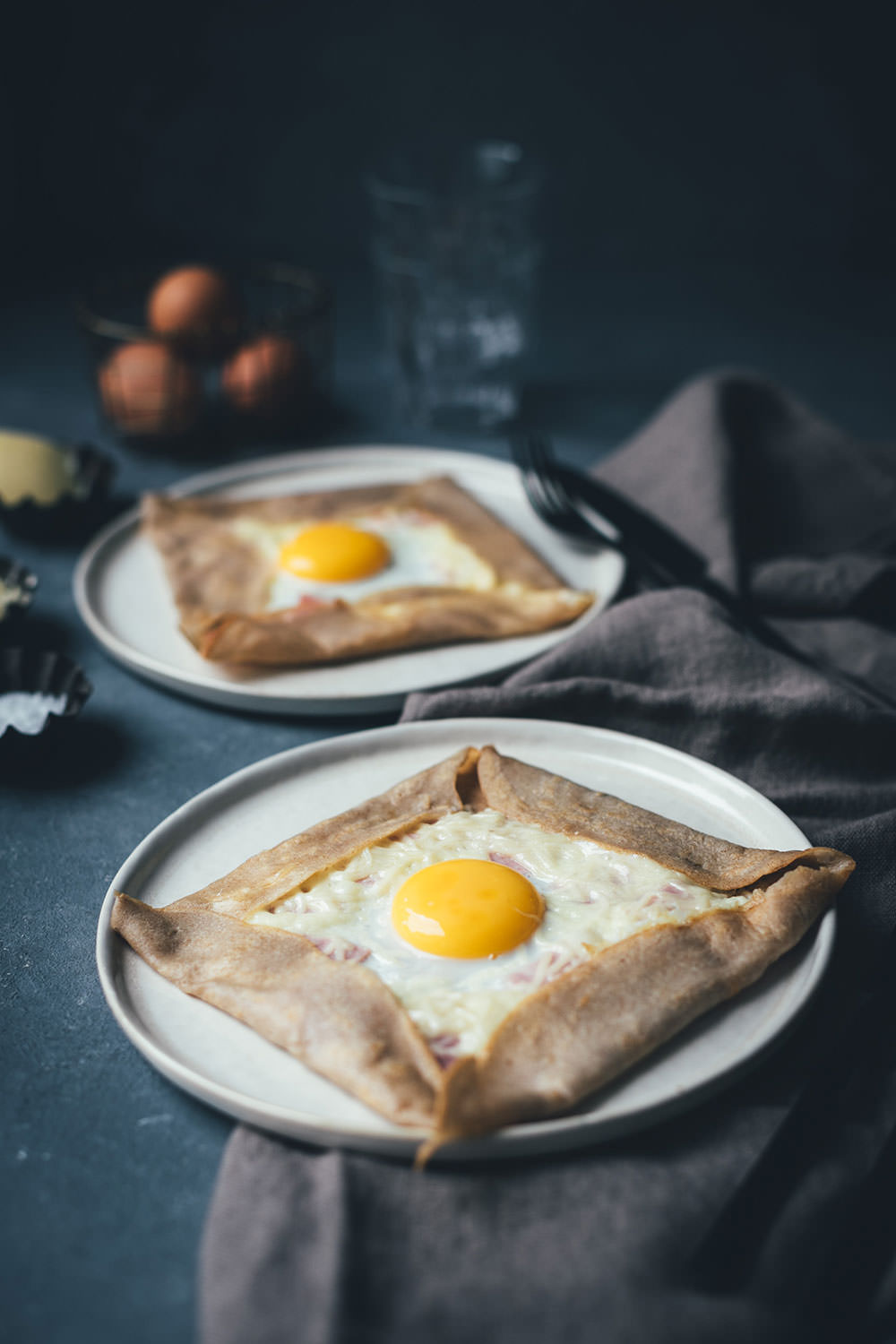Rezept für klassische Galettes, wie man sie aus der Bretagne kennt. Galette Complète ist ein bretonischer Buchweizenpfannkuchen, der mit Kochschinken, geriebenem Emmentaler und einem Spiegelei serviert wird | moeyskitchen.com #galette #galettes #buchweizenpfannkuchen #rezepte #galettecomplete #französischeküche #foodblogger #bretagne #crepe