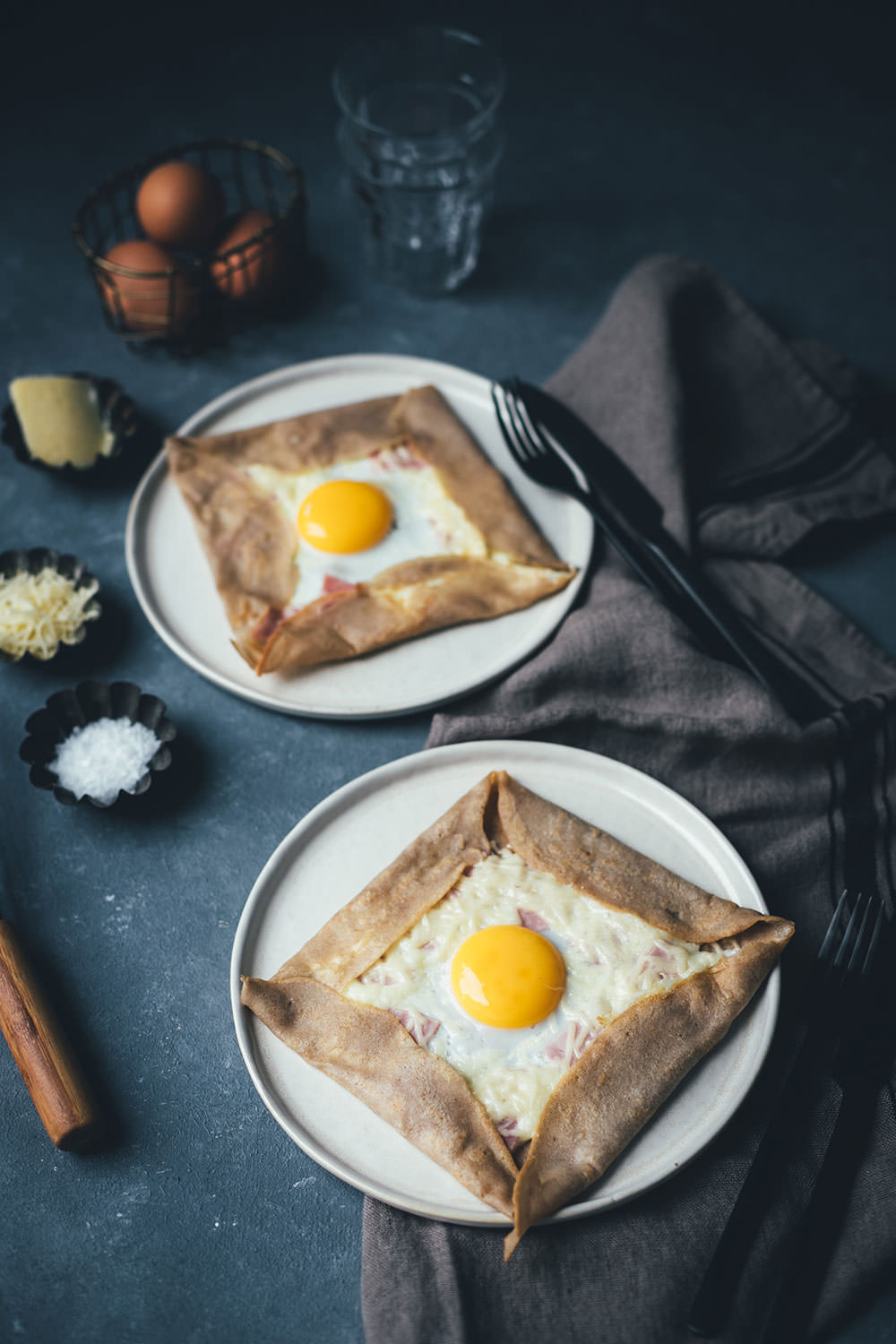 Rezept für klassische Galettes, wie man sie aus der Bretagne kennt. Galette Complète ist ein bretonischer Buchweizenpfannkuchen, der mit Kochschinken, geriebenem Emmentaler und einem Spiegelei serviert wird | moeyskitchen.com #galette #galettes #buchweizenpfannkuchen #rezepte #galettecomplete #französischeküche #foodblogger #bretagne #crepe