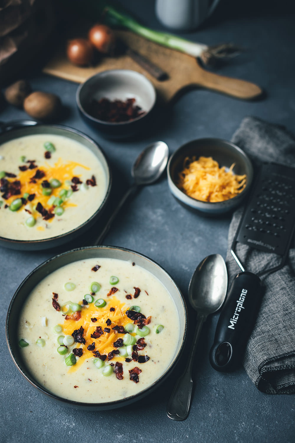 Rezept für deftige Kartoffelsuppe mit Bacon und Cheddar | Loaded Baked Potato Soup | moeyskitchen.com #kartoffelsuppe #suppe #herbstsuppe #rezepte #foodblogger #herbstrezepte #suppenrezepte #herbst #potatosoup #bacon #cheddar
