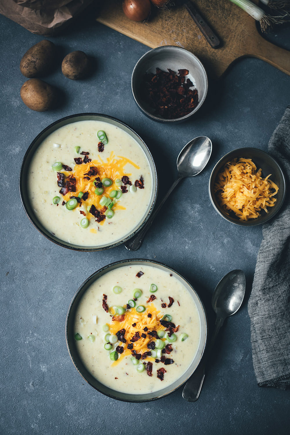 Rezept für deftige Kartoffelsuppe mit Bacon und Cheddar | Loaded Baked Potato Soup | moeyskitchen.com #kartoffelsuppe #suppe #herbstsuppe #rezepte #foodblogger #herbstrezepte #suppenrezepte #herbst #potatosoup #bacon #cheddar