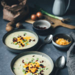 Rezept für deftige Kartoffelsuppe mit Bacon und Cheddar | Loaded Baked Potato Soup | moeyskitchen.com #kartoffelsuppe #suppe #herbstsuppe #rezepte #foodblogger #herbstrezepte #suppenrezepte #herbst #potatosoup #bacon #cheddar