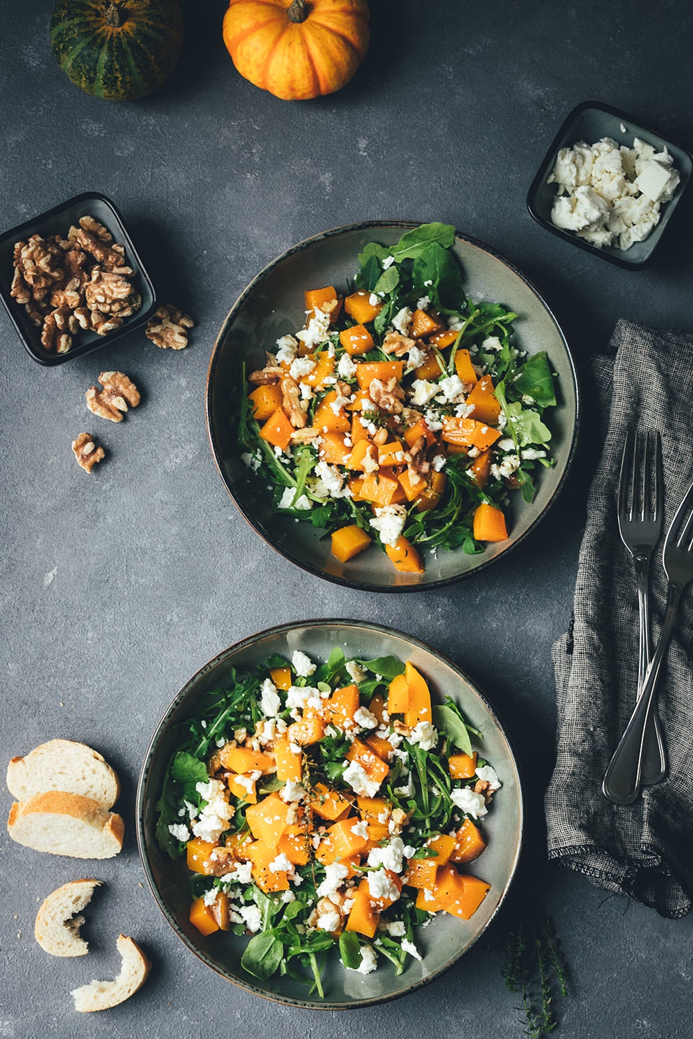 Rezept für lauwarmen Kürbis-Salat mit Rucola, Feta und Walnüssen | vegetarische Herbstküche | moeyskitchen.com #kürbis #pumpkin #salat #herbstsalat #vegetarisch #veggie #rezepte #foodblogger #kürbissalat #salatrezepte