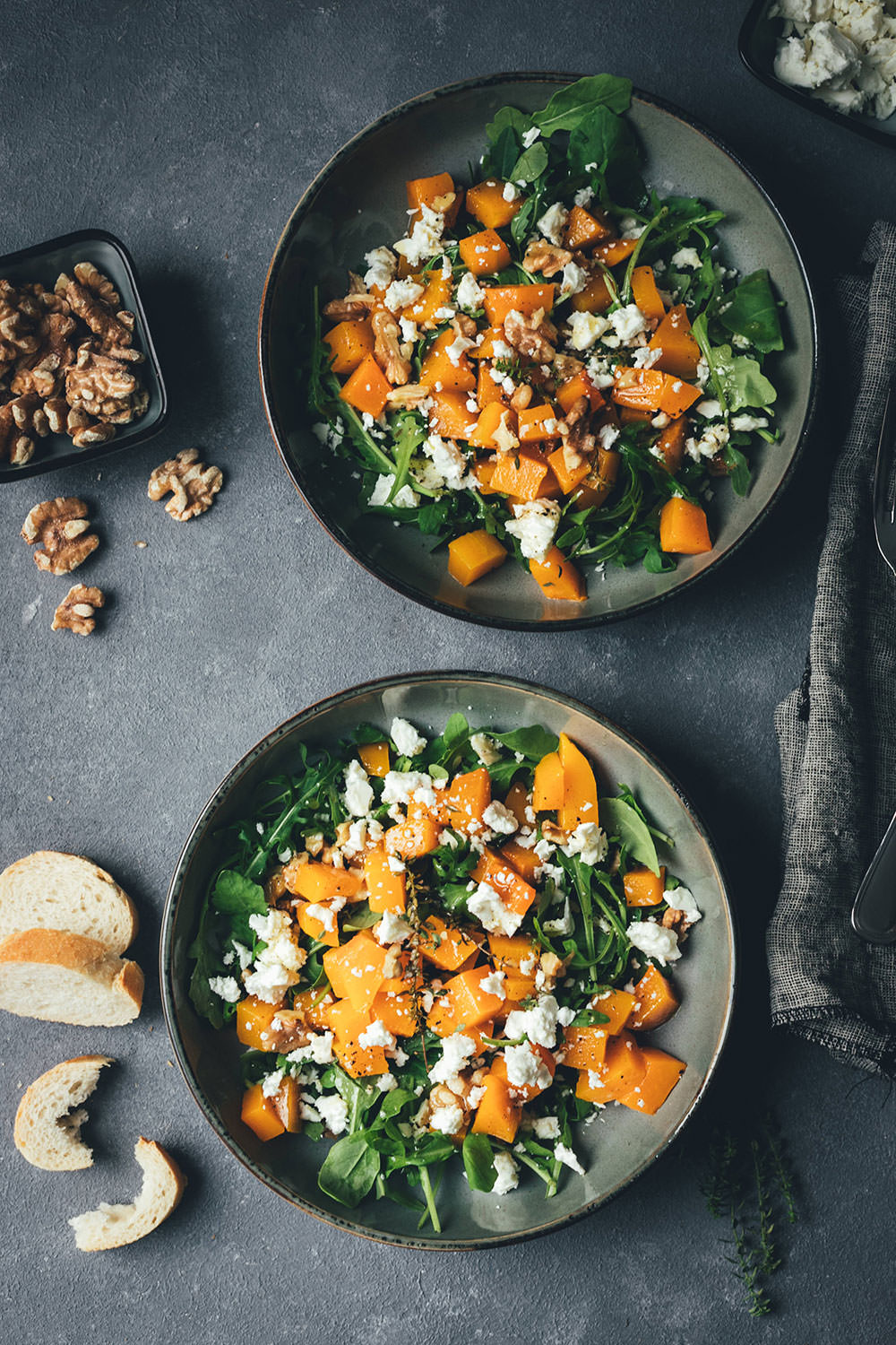 Rezept für lauwarmen Kürbis-Salat mit Rucola, Feta und Walnüssen | vegetarische Herbstküche | moeyskitchen.com #kürbis #pumpkin #salat #herbstsalat #vegetarisch #veggie #rezepte #foodblogger #kürbissalat #salatrezepte
