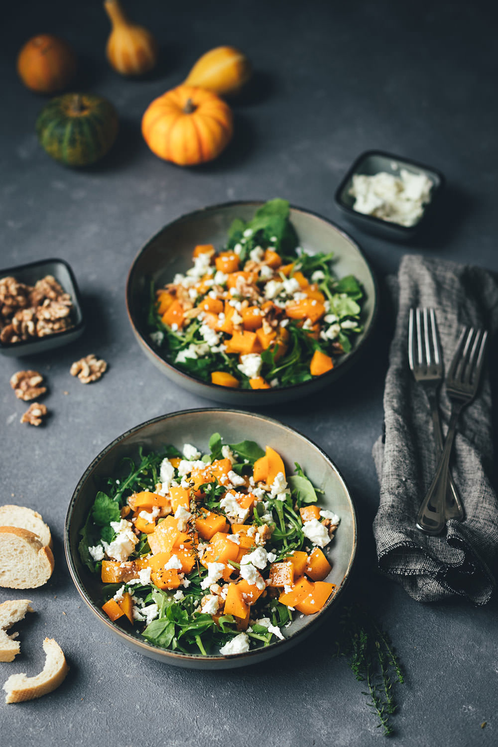 Rezept für lauwarmen Kürbis-Salat mit Rucola, Feta und Walnüssen | vegetarische Herbstküche | moeyskitchen.com #kürbis #pumpkin #salat #herbstsalat #vegetarisch #veggie #rezepte #foodblogger #kürbissalat #salatrezepte