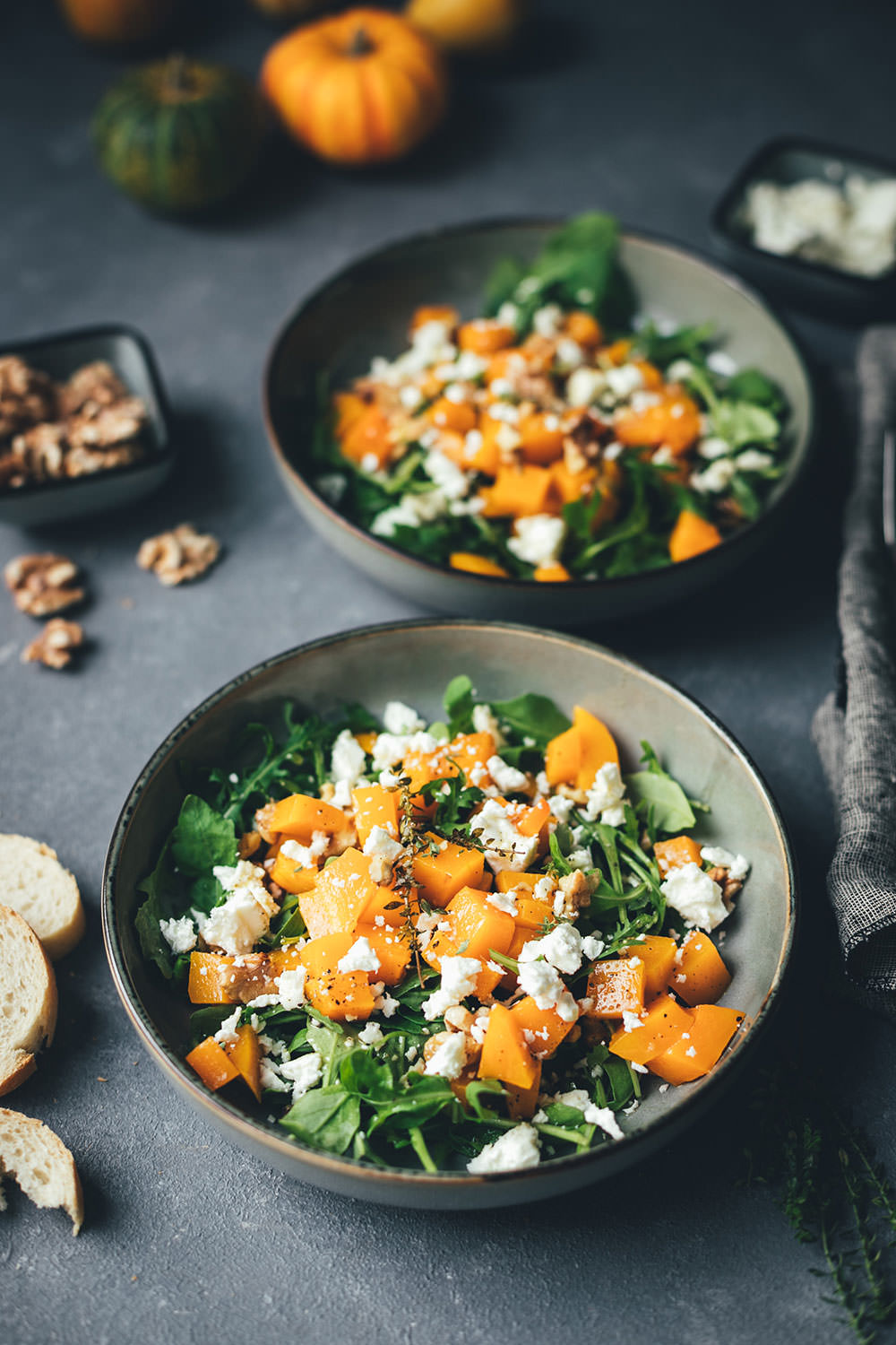 Rezept für lauwarmen Kürbis-Salat mit Rucola, Feta und Walnüssen | vegetarische Herbstküche | moeyskitchen.com #kürbis #pumpkin #salat #herbstsalat #vegetarisch #veggie #rezepte #foodblogger #kürbissalat #salatrezepte