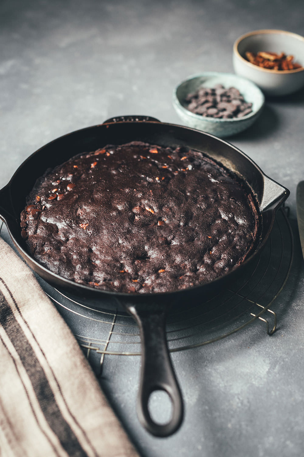 Rezept für leckeren Schoko-Nuss-Kuchen aus der Pfanne | Kuchen backen ohne Backofen | Schokokuchen mit Walnüssen | moeyskitchen.com #schokonusskuchen #schokokuchen #kuchen #kuchenbacken #backenohnebackofen #backenohneofen #kuchenausderpfanne #pfanne #herd #rezepte #foodblogger