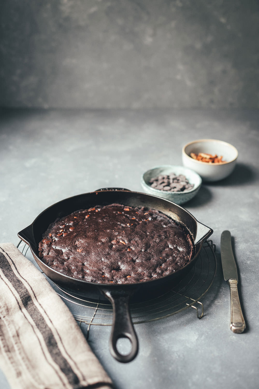 Rezept für leckeren Schoko-Nuss-Kuchen aus der Pfanne | Kuchen backen ohne Backofen | Schokokuchen mit Walnüssen | moeyskitchen.com #schokonusskuchen #schokokuchen #kuchen #kuchenbacken #backenohnebackofen #backenohneofen #kuchenausderpfanne #pfanne #herd #rezepte #foodblogger