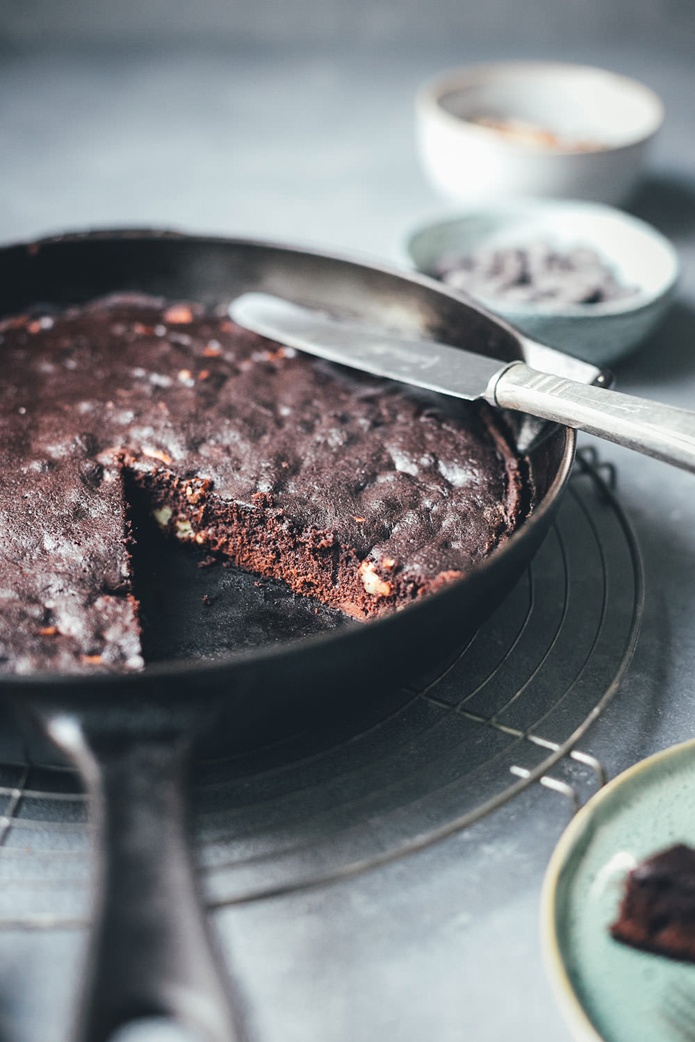Rezept für leckeren Schoko-Nuss-Kuchen aus der Pfanne | Kuchen backen ohne Backofen | Schokokuchen mit Walnüssen | moeyskitchen.com #schokonusskuchen #schokokuchen #kuchen #kuchenbacken #backenohnebackofen #backenohneofen #kuchenausderpfanne #pfanne #herd #rezepte #foodblogger