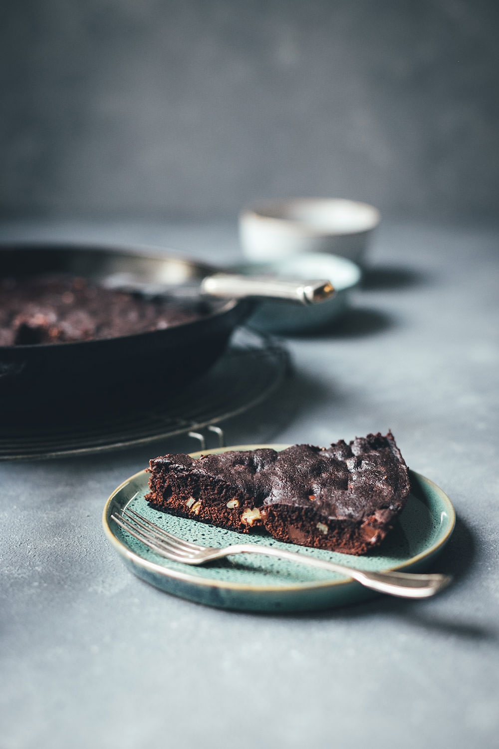 Rezept für leckeren Schoko-Nuss-Kuchen aus der Pfanne | Kuchen backen ohne Backofen | Schokokuchen mit Walnüssen | moeyskitchen.com #schokonusskuchen #schokokuchen #kuchen #kuchenbacken #backenohnebackofen #backenohneofen #kuchenausderpfanne #pfanne #herd #rezepte #foodblogger